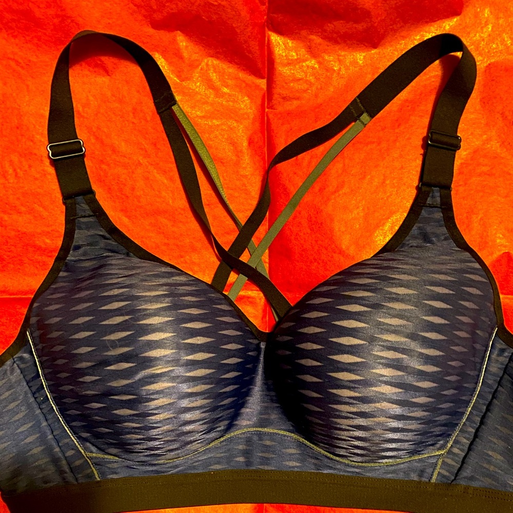 Victoria’s Secret sports bra 38C, underwire. Discounted shipping!